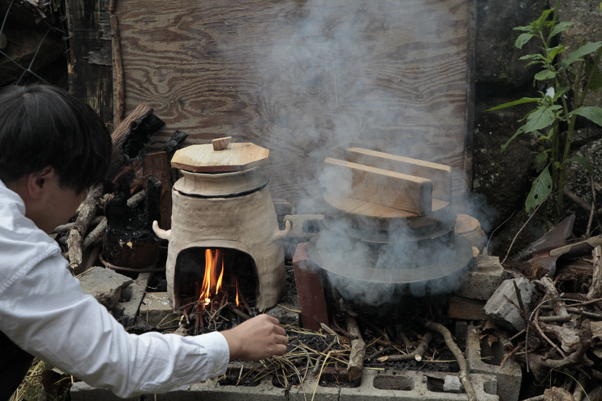 古代の移動式竈（かまど）で炊飯しています。