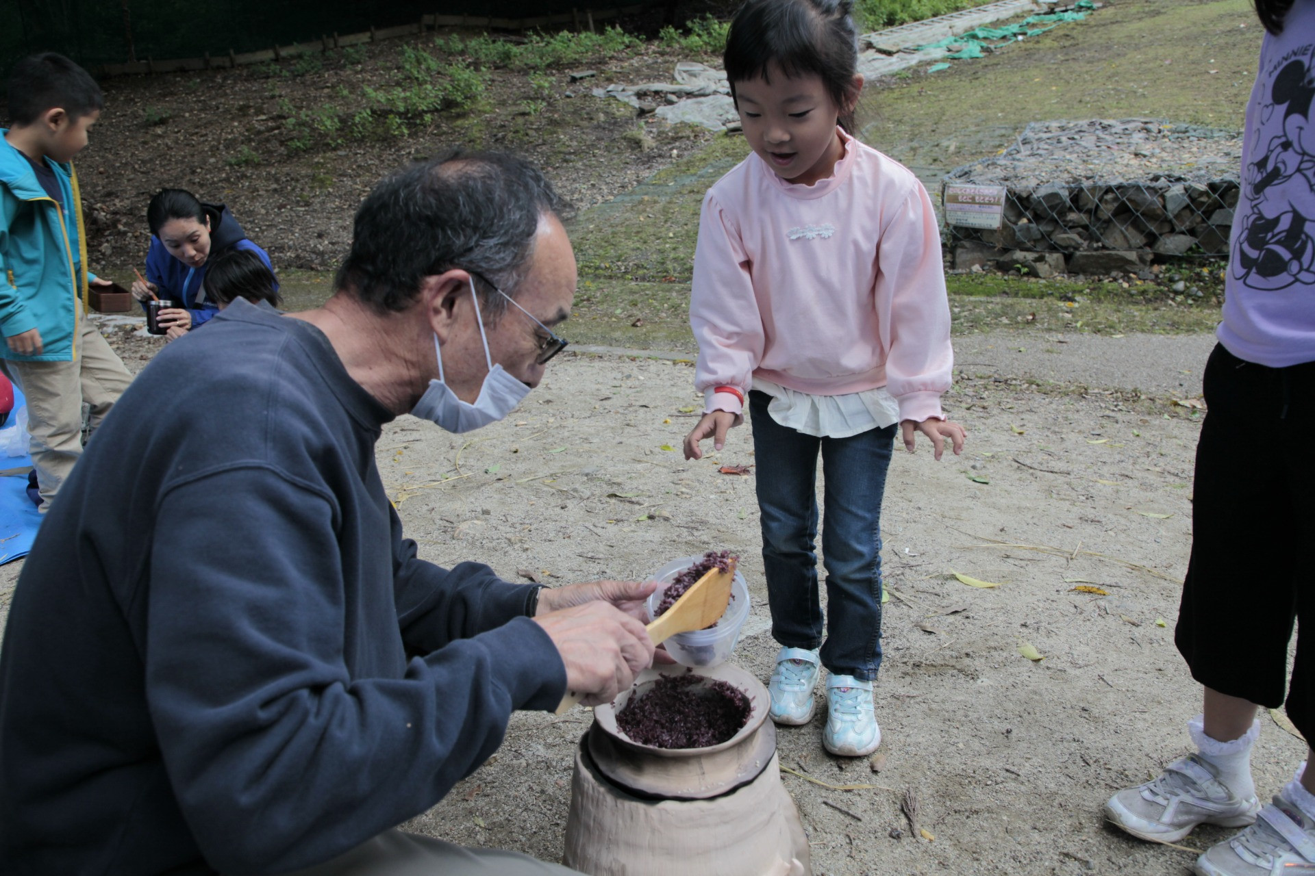 皆さんに古代米を食べていただきました。